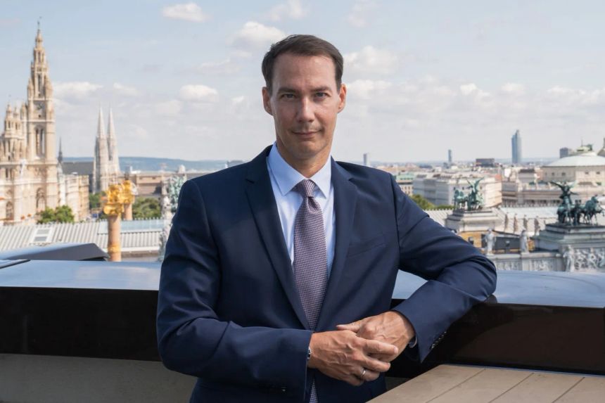 Mag. Eduard Michael Gruber, gerichtlich beeideter Sachverständiger für Immobilien, über den Dächern der Wiener Innenstadt